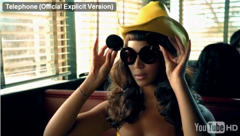 Beyonce в солнцезащитных очках Mickey Mouse Jeremy Scott for Linda Farrow.