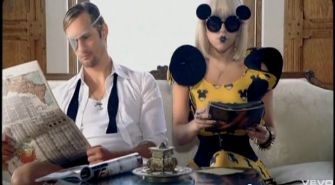 Леди Гага в солнцезащитных очках Mickey Mouse Jeremy Scott for Linda Farrow.