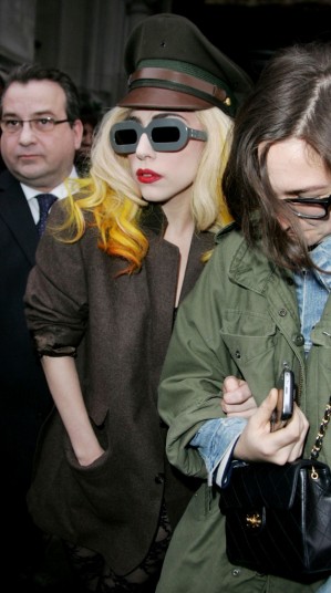 Леди Гага в модных солнцезашитных очках. (Lady Gaga sunglasses).