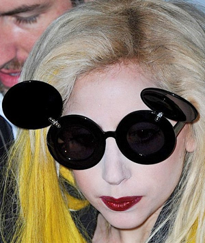 Леди Гага в солнцезащитных очках Mickey Mouse Jeremy Scott for Linda Farrow.